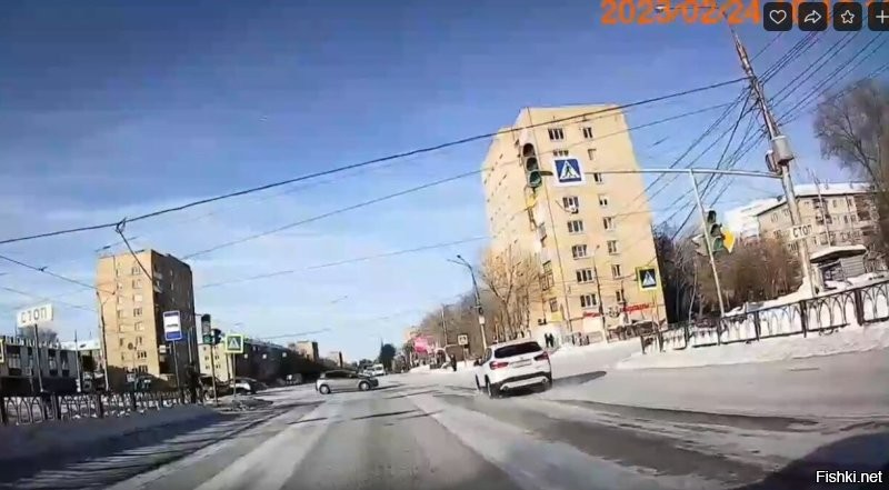 Не оправдываю пилота БМВ, но хотелось бы уточнить. То, что пилот БМВ пролетел стоп линию на зелёный не вызывает сомнений, но дальше есть нюансы. В понятиях и терминах ПДД, в пункте 1.2 нет определения "Пересечение проезжих частей" есть только термин "Перекресток" в границы которого, не буду утверждать, не особо видно, но вроде как влетал на зелёный. Да, далее в ПДД есть такое понятие: "при выезде с пересечения проезжих частей", но тут то въезд. Т.е. где в ПДД указано, что нарушением считается именно въезд (на запрещающий) на пересечение проезжих частей? К примеру в пункте пункт 13.7 говорится либо про перекрёсток либо про стоп линию.