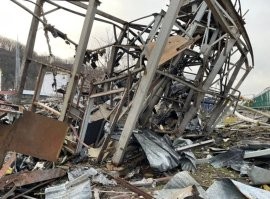 А это кадры сегодняшнего прилета по нефтебазе в Туапсе! Там же находится крупный НПЗ! 

Что там с "красными линиями"?!? Клоуны после прилета по Энгельсу уже заткнулись и больше про них не рассказывают?!?