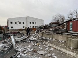 А это кадры сегодняшнего прилета по нефтебазе в Туапсе! Там же находится крупный НПЗ! 

Что там с "красными линиями"?!? Клоуны после прилета по Энгельсу уже заткнулись и больше про них не рассказывают?!?