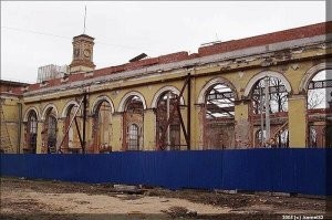 А у нас в Питере Варшавский вокзал превратили в самый большой в Европе (так утверждает пресса)  фуд корт Варшавский экспресс.