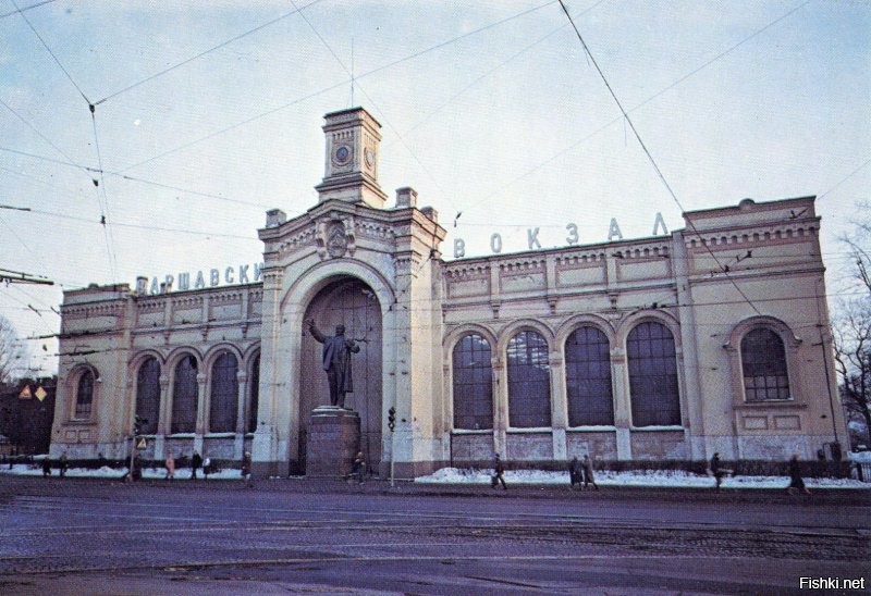 А у нас в Питере Варшавский вокзал превратили в самый большой в Европе (так утверждает пресса)  фуд корт Варшавский экспресс.