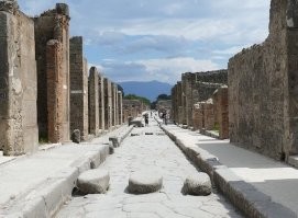 Вот это явно не дорога. Скорее здесь вода протекала.