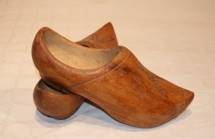 Ну тапки разные бывают.У моих соседей например такие.И по ощущениям они репетируют постоянно Ирландский танцы.