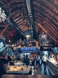 Бомбический получился бар-клуб.  Если с другой стороны еще и сцена - вообще круть.