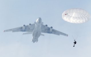 На учениях много самолётов, плюс БМД сбрасывают.