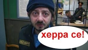 В магазин техники зашел совсем не подозрительный мужик в капюшоне и начал выбирать себе новый iPhone