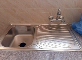 Кто-то пошутил, мойку разверните, она симметричная сзади и спереди