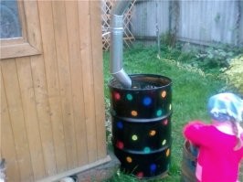 Лучшее примененение старой бочки! Придумали еще первые протодачники... Все остальное из поста сделано "креативными дизайнерами" канала "Бобер". В итоге потраченное время, осуждающие взгляды соседей и минус бочка.