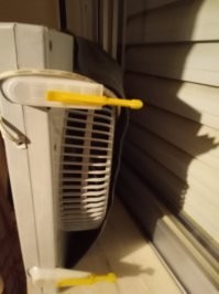 Сломалась ножка у напольного вентилятора. Приделала два "стопа" для дверей, удлинив их прищепками. Стоит. Вентилирует. А мне больше и не надо от него ничего.