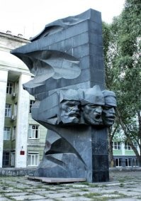 Самара, памятник "Красное знамя"! В народе называют Горынычем!:)