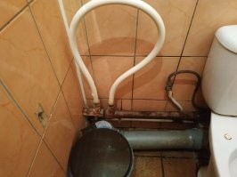 Труба разрезана и заглушена для установки водосчетчика в разрыв. В старых домах, где они не были предусмотрены, так и делают. Но кто-то решил что он самый умный.