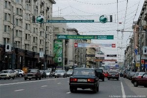 уж лучше щиты чем растяжки по всей улице