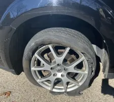 У жены спустило колесо - и она врезалась в бордюр"
%%%%%%%%
По моему тут наоборот.Жена врезалась в бордюр,и у неё спустило колесо.