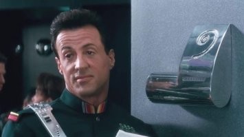 Не залипай в телефон: поучительный ролик для школьников