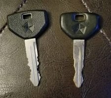 Нах ему второй ключ? Судя по первому это ведро с гайками можно отверткой завести!