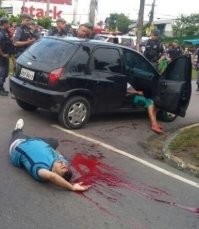 Не, мне больше другие видосы нравятся - подъезжают такие ухари, а за рулём или мент, или вояка, кароч с оружием - бах, бах и нет ухарей (красное это краска, ежели кому невмоготу)!
