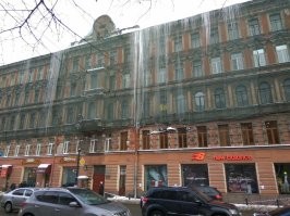 В Питере в центре зима-весна стопудово народ поглядывайте вверх) Была одна зима, так мы на петроградке на малых улицах ходили по проезжей, это было безопасней)