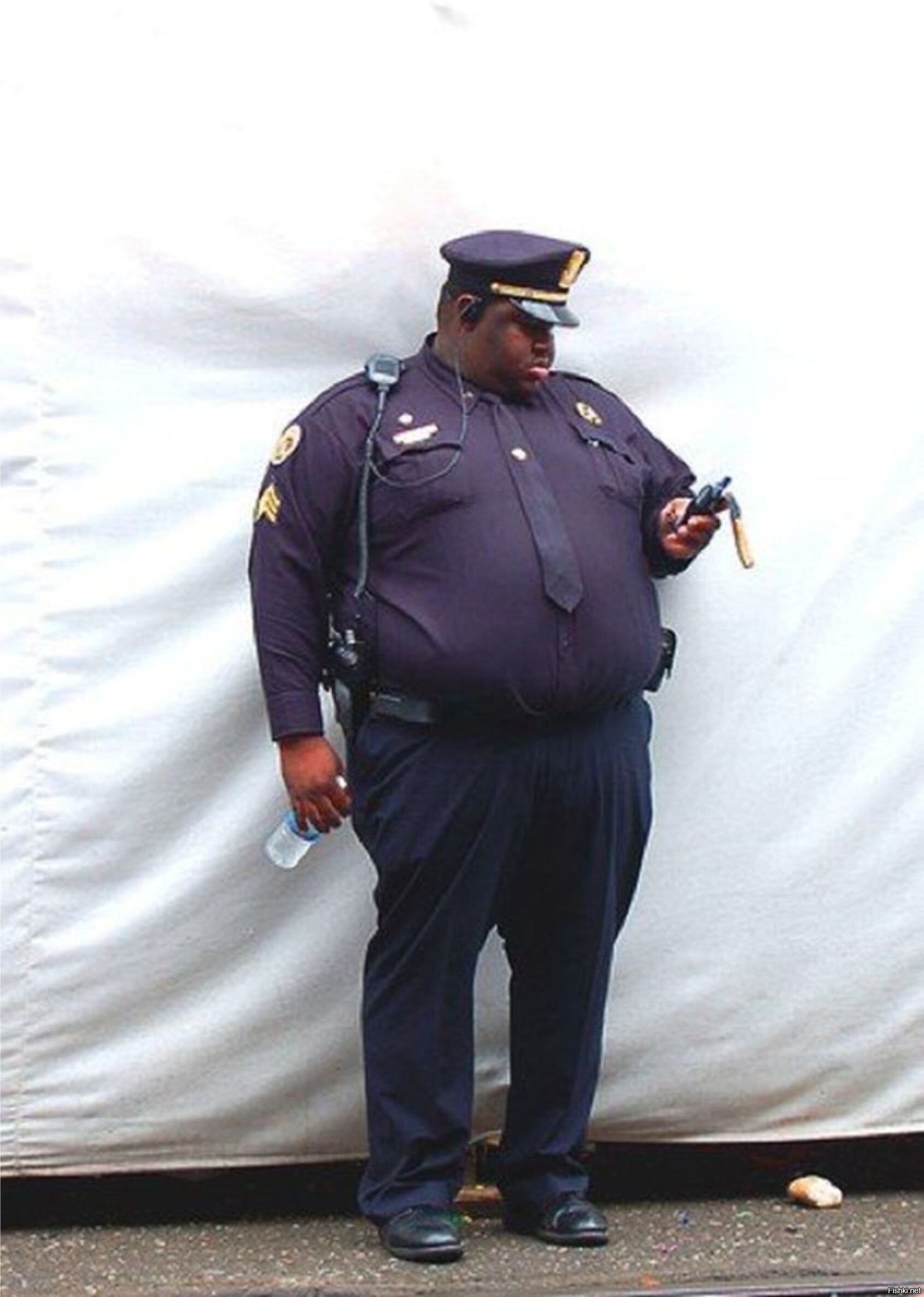Негритянку полицейский. Толстый полицейский. Толстый американский полицейский.