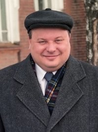 А где же отечественный безумный шокотерапевт Егор Гайдар? Совершил переход из социализма к капитализму методом шоковой терапии населения всей страны. Причем без наркоза. Живодер порядочный.