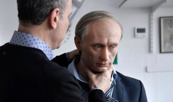 17 комичных восковых фигур знаменитостей