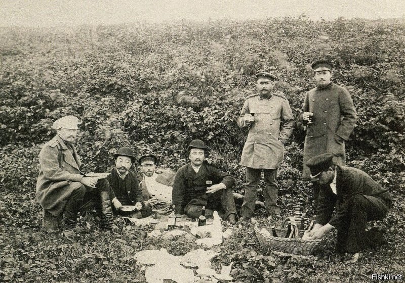 Чехов А.П. (стоит справа) на пикнике в честь японского консула на Сахалине. 1890 год