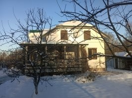 Нет, конечно. Дача.
Просто замело снегом. 

Вот, вид в обратную сторону.