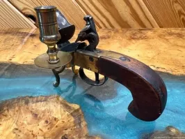 "Этот старинный пистолет снабжён специальным подсвечником" - наглядный пример, как испортить две хорошие вещи и срукожопить из них одну плохую.