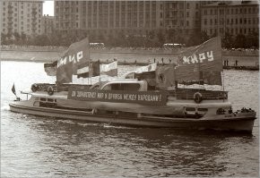 В нашем ПУ где я учился, были также художники и кинооператоры, это были люди творческие и малость с приветом, слово <span style='color:gray'>[мат]</span> в 90-е уже вошло в обиход, клоуны эти, на теплоходе написали как на картинке, смеялись правда не долго, кого в армию, а ктото и присел за предыдущие концерты.