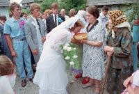 Судя по выражениям лиц окружающих, невесту ничего хорошего не ждёт...