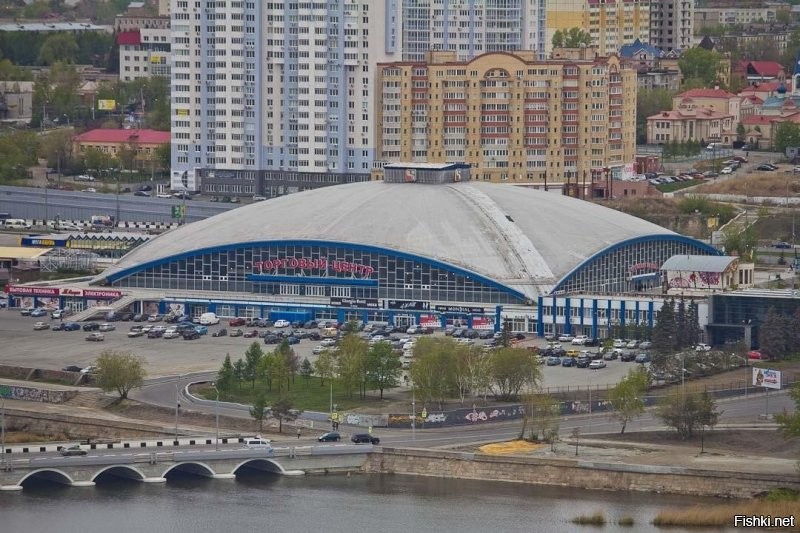 Торговый центр Челябинск. 102х102 метра высотой, 20 метров. решение о начале строительства  1960. Сдан в эксплуатацию в 1975.