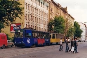 в Питере до сих пор такие трамваи)) раскрашены в другие цвета, но те же