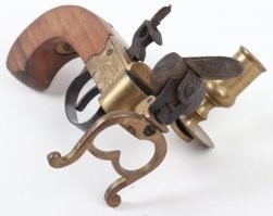 Потому что это вообще не пистолет. Это такой старинный подсвечник с кремневой зажигалкой. Вот собственно эта часть выполнена стилизованно под кремневый пистолет. Просто для прикола похоже сделали. Есть чернильницы тоже типо пистолеты. Модно было такое.