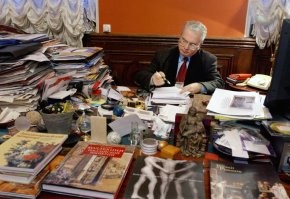 Рабочий кабинет М. Б. Пиотровского в Эрмитаже.

Ну ведь явно гений же.