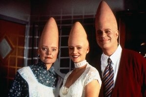 Бабушка выбирает внучке женихов: в соцсетях завирусился пост 22-летней Сони