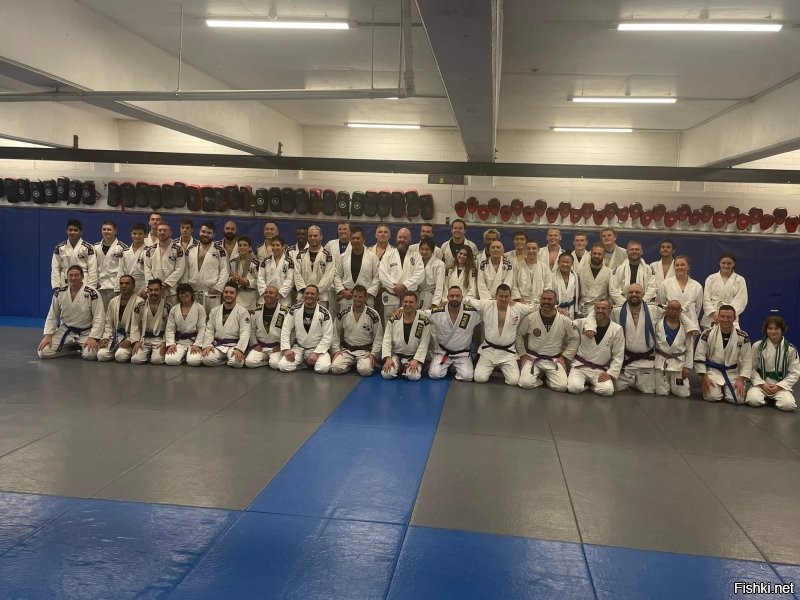 Стиль борьбы похож на bjj. Если занималась, то очень не долго. Гард не держит и упустила кучу возможностей сделать болевой. Держать за отворот куртки - это правильно, но надо контролировать руку для треугольника или. .. ой, да там много чего можно сделать. Любой джитер с годовалым опытом скрутмл бы воришку за пять секунд. 
Видео, к сожалению, не вставляется.