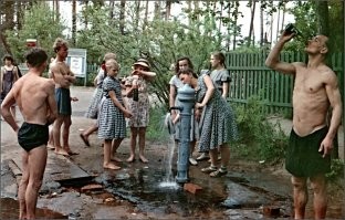 Похоже, что Серебряный бор. Направо к кинотеатру , налево , через дорогу к Бездонке.