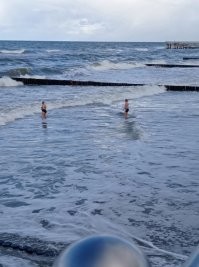 Прихоти природы. У нас всю зиму снега не было. Вот реально! В ноябре был нормальный такой, морозцы, а зимой-нифига! И вот март и опять снежок, немного правда и морозцы, небольшие, но факт.  Если бы штормов в феврале не было, то и не подумала бы что зима вообще была.))) А так вообще купальный сезон у нас и не закрывали))) Вот 5 марта.