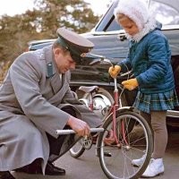 На этом велосипеде шины вроде цельнорезиновые, без камер, Юрий Алексеевич просто прикалывается...