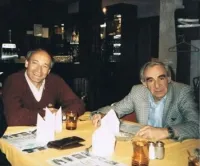 Фото из поста просто иллюстрация к истории:
Однажды Зиновий Гердт и Валентин Гафт ужинали в ресторане... Сели за стол, Гафт говорит: "Ну что, Зиновий Ефимович, закажем по-коньячку?" Гердт качает головой: "Нет-нет, Валя, подождите, ну что вы торопитесь? Смотрите меню спокойно"... Ровно через десять минут официант приносит бутылку шампанского и ставит на стол: "Это для вас   с того столика". Оборачиваемся - там кланяются. "Спасибо. Спасибо." Потом появляется ещё шампанское. Следом - бутылка коньяку, за ней - бутылка вина... И через час полстола уставлено всевозможными бутылками. Зиновий Ефимович: "Ну вот, Валя, а вы собирались заказывать..."
Источник