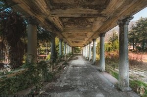 Такого почти в любом государстве хватает. Ж/д станция в Абхазии