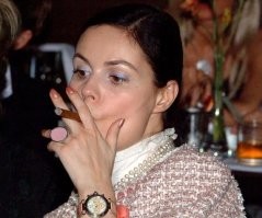 Екатерина Андреева выглядит как старуха, потому что курит не только сигареты но и сигары. Не понимаю, почему ее до сих пор держат ведущей новостей?? Она уже страшная, отекшая и сморщенная старуха, с лицом похожим на печеное яблоко, на большом телеке с хорошим разрешением видны ее ужасные морщины.