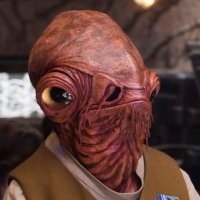 Иллюстратор рисует карикатуры знаменитостей, намеренно делая это максимально нелепо
