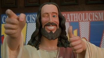 Отличная реакция мужчины уберегла его товарища от фингала