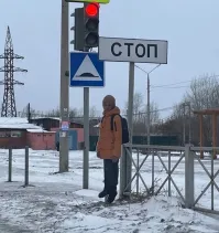 Какая то сомнительная безопасность.Все привыкнут что эти дети картонные и не будут обращать внимание.А ребёнок выйдет на переход и его не заметят.