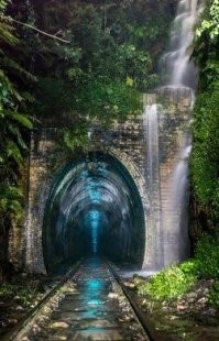 Заброшенный жд тунель в Helensburg NSW Австралия, это недалеко от Сиднея. В нем обитают Glow Worms. Несколько лет назад туда можно было ходить, теперь закрыли...