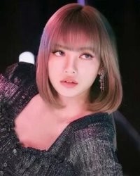 Лалиса Манобан. Мать тайка, отец из Европы, личность толком неизвестна.