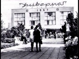 Никого не интересовало на каком языке кто говорит. На Украине на украинском никто и не хотел разговаривать, все разговаривали на русском, кроме западенцев, у них это прижилось, потому что так проще общаться с поляками, с которыми они на границе жили, украинский язык частично состоит из польского. Другим регионам украинский язык нахрен не всрался. И в то время не было абсолютно никакого различия между украинцами и русскими, была одна нация и одна страна, это потом начали пропаганду задвигать , для раскола, разделяй и властвуй, если даже не будешь властвовать, то внеся раскол в страну условного противника уже половина победы.