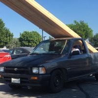 А не хило так подвеска просела. это хайлакс? ему можно))