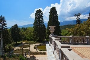 2 молоденькие секвои по их меркам в Массандровском Дворце в Крыму. Посажены были вроде во времена Николая II.

И не большая экспериментальная роща в районе Чатыр-Дага от 1840 года. Но их тут слишком близко посадили друг другу и не могут разрастись.