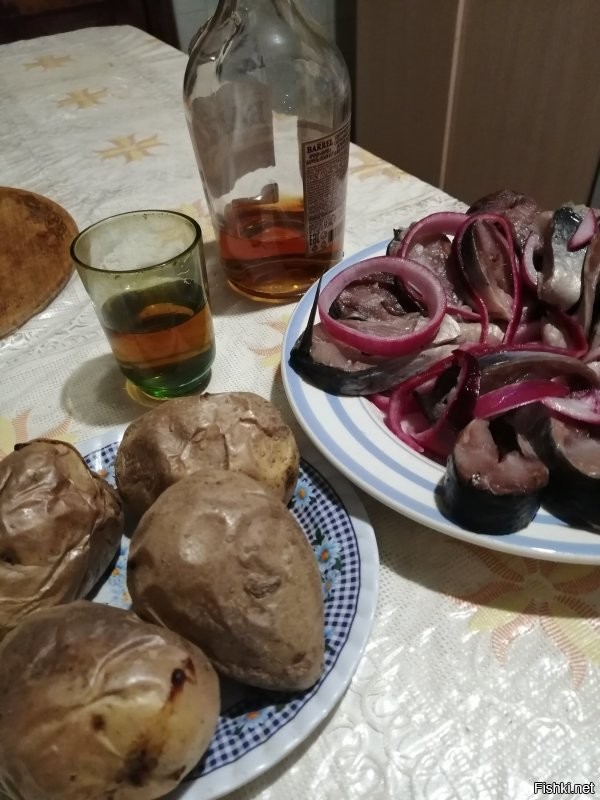 Закуску не обсуждать!
Я селёдкой с луком и картошкой из духовки бренди закусываю! 
 Мне так нравится!
 За любовь!